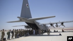 FILE - Sojojin Afghanistan na layi domin hawa wani jirgin su mai kirar C-130 a filin saukar jirage na Kandahar, Afghanistan, 18 Agusta, 2015. 