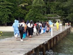 ABK World Dream dari KRI dr. Soeharso di perairan Kepulauan Seribu tiba di Pulau Sebaru Kecil. (Foto: Dinas Penerangan AL RI)