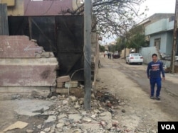 Outside Yahya Kassim's house, the chemical smell is still pungent, but has been weakened after a neighbor paid someone to remove some of the poisoned debris in Mosul, Iraq, March 22, 2017. (H. Murdock/VOA)