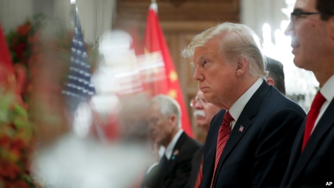 美国总统特朗普2018年12月1日在布宜诺斯艾利斯G20峰会期间举行的工作晚餐会谈中倾听中国国家主席习近平讲话。