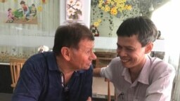 Ông Andre Menras thăm nhà báo độc lập Phạm Chí Dũng, tháng 4/2019. Photo Facebook Andre Menras.