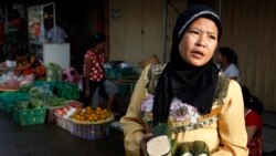 Seorang pedagang menawarkan tempe kepada para pengunjung salah satu pasar di Jakarta, pada 1 Juli 2013. (Foto: Reuters/Enny Nuraheni)
