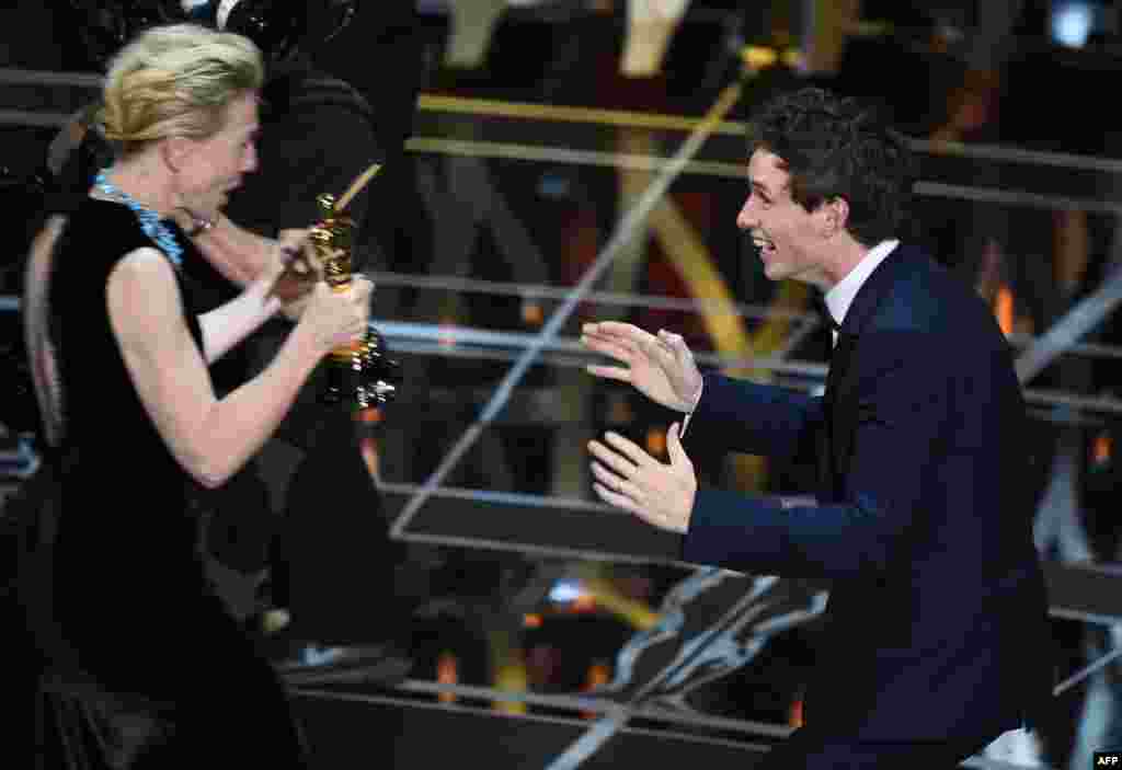 Winner for Best Actor Eddie Redmayne accepts his award from Cate Blanchett at the 87th Oscars in Hollywood, California, Feb. 22, 2015.