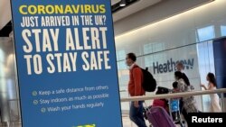 Pesan kampanye kesehatan masyarakat di Bandara Heathrow, London, Inggris, di tengah pandemi COVID-19, 29 Juli 2020. (REUTERS/Toby Melville)