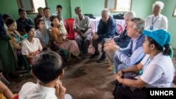 ၂၀၁၇ တုန္းက ကုလမဟာမင္းၾကီး Filippo Grandi ေမာင္ေတာၿမိဳ႕ရွိ ဒုကၡသည္မ်ားႏွင့္ေတြ႔ဆံုစဥ္ (credit- UNHCR/Roger Arnold )