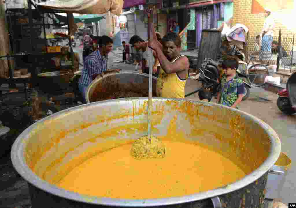 Seorang penjual mempersiapkan &#39;haleem&#39;, makanan khas setempat menjelang berbuka Ramadan di Ahmedabad, India.