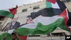 Palestinian boy holds a flag in the West Bank city of Hebron, Sept. 21, 2011 (file photo).