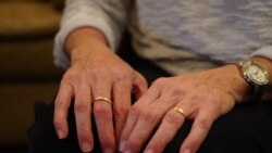 Denysse y Tomeu Vadell tienen 33 años de casados y 43 de conocerse. Ella usa el anillo de compromiso de su esposo en una mano y el suyo en la otra. [Foto: Alejandra Arredondo]
