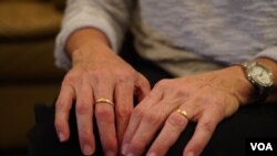 Denysse y Tomeu Vadell tienen 33 años de casados y 43 de conocerse. Ella usa el anillo de compromiso de su esposo en una mano y el suyo en la otra. [Foto: Alejandra Arredondo]
