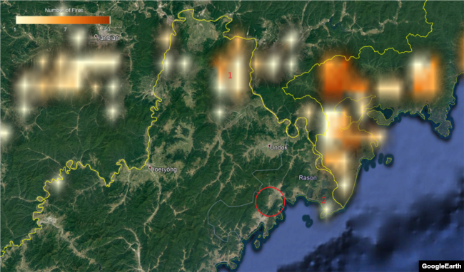 미국 국립해양대기청(NOAA)의 산불 자료를 구글어스에 대입한 화면. 경원군 일대(1번)와 나선시 우암리(2번)에서 크고 작은 화재가 발생한 가운데 정유시설인 승리화학연합기업소(원 안)와는 거리가 멀리 떨어진 사실을 알 수 있다. (자료=NOAA/구글어스)
