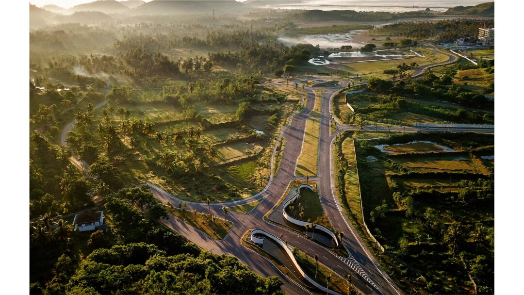 Proyek pembangunan pesisir Mandalika, yang akan menjadi lokasi lomba motor MotoGP di sirkuit jalan raya yang dibuat khusus di Mandalika, Lombok selatan, 23 Februari 2019. (Foto: AFP/Arsyad Ali)