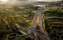 Proyek pembangunan pesisir Mandalika, yang akan menjadi lokasi lomba motor MotoGP di sirkuit jalan raya yang dibuat khusus di Mandalika, Lombok selatan, 23 Februari 2019. (Foto: AFP/Arsyad Ali)