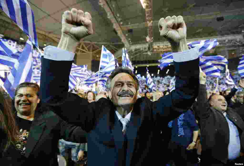 ผู้สนับสนุนพรรคอนุรักษ์นิยมออกมากู่ร้องคำขวัญ ในระหว่างการหาเสียงเลือกตั้งระหว่างนายกรัฐมนตรีแห่งกรีซและผู้นำพรรคอนุรักษ์นิยม New Democracy party นาย Antonis Samaras กรุงเอเธนส์ &nbsp;