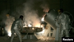 Dalam foto tertanggal 30 /3/2005 ini, teknisi bekerja di tempat pemrosesan uranium di Isfahan, 340 km selatan Teheran, Iran. 