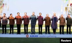 Para pemimpin negara-negara Asia Tenggara berfoto bersama dalam cara ASEAN Leaders Gathering di sela Pertemuan Tahunan Dana Moneter Internasional dan Bank Dunia 2018 di Nusa Dua, Bali, 11 Oktober 2018.