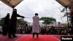 Pelaksanaan hukuman cambuk bagi seseorang yang didakwa berhubungan seks sesama jenis di Banda Aceh, provinsi Aceh, 23 Mei 2017. (Foto: dok).
