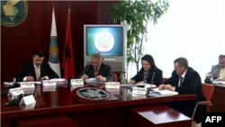 Shqipëri: KQZ vendos zëvendësimin e anëtarëve të opozitës në komisione