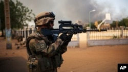 Một binh sĩ Pháp chiến đấu với các phần tử Hồi giáo cực đoan ở Gao, Mali, 21/2/2013