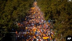 Manifestantes se congregan en una larga calle durante una protesta convocada por un grupo sindicalista de la sociedad civil catalana en Barcelona, España, el domingo 27 de octubre de 2019. Miles de españoles marcharon en el centro de Barcelona el domingo 