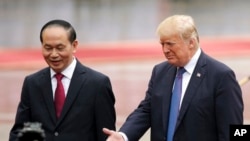 Ông Quang tiếp ông "Trăm" trong chuyến tổng thống Mỹ thăm chính thức Việt Nam.