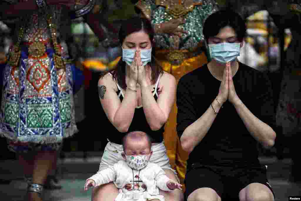 Tayland - Çinli turistlər Bankoqun İrauan məbədində dua edir &nbsp;