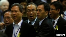 安全人员试图把抗议李飞讲话的香港民主派议员(从左至右)何俊仁、郭家麒、梁家傑和陈家洛带离现场。