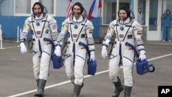 ناسا کے خلاباز کرس کیسڈی اور روسی خلاباز اناطولی آئیوشین اور آئیوین بین الاقوامی خلائی اسٹیشن جانے کے لیے راکٹ کی جانب جا رہے ہیں۔ 9 اپریل 2020