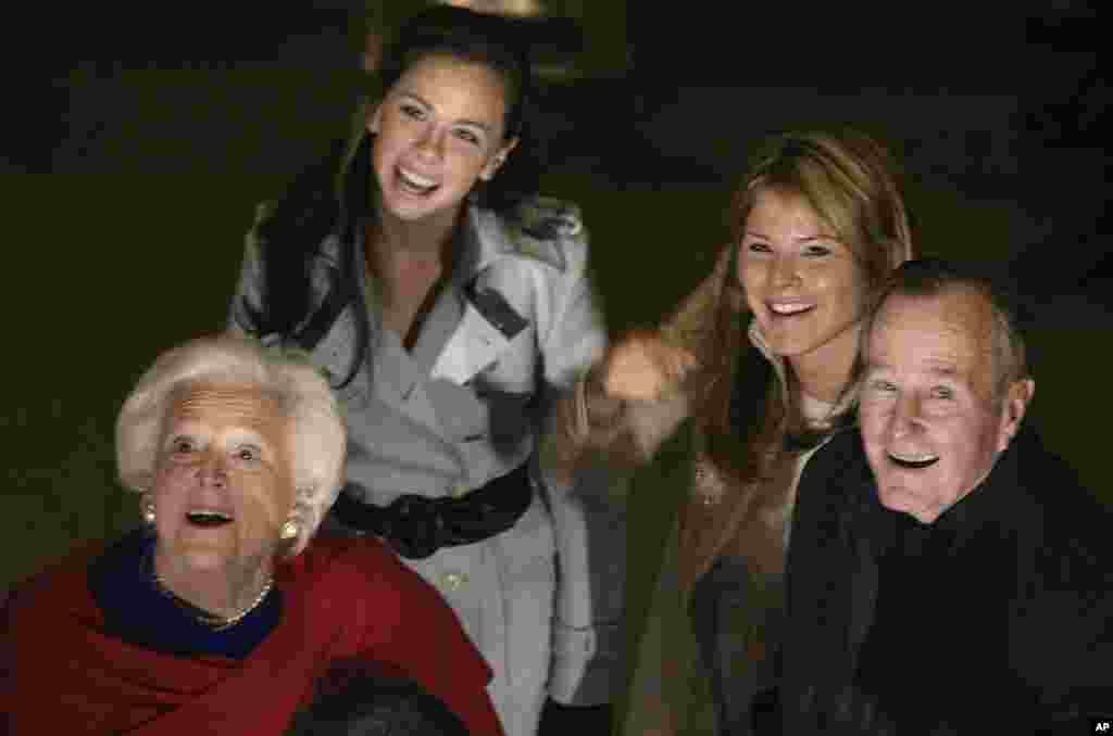 Former President George H. W. Bush looks up with his wife, Barbara and granddaughters Barbara, left, and Jenna as they walk through the Capitol Rotunda for George W. Bush&#39;s innauguration ceremony, January 20, 2005.