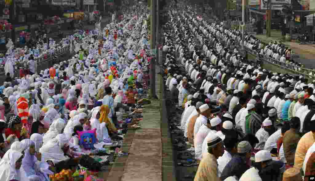 Tín đồ Hồi giáo ngồi cầu nguyện trên đường phố Jakarta, Indonesia.