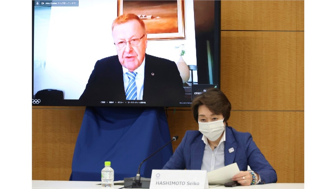 Komite Olimpiade Internasional, Wakil Presiden IOC John Coates nampak di layar televisi, sementara Ketua Panitia Olimpiade Tokyo 2020 Seiko Hashimoto mendengarkan keterangannya pada pertemuan Komisi Koordinasi IOC untuk Olimpiade Tokyo 2020 di Tokyo, Rabu, 19 Mei 2021.