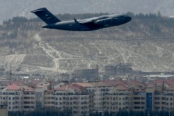 Pesawat milik Angkatan Udara AS lepas landas dari bandara di Kabul, 30 Agustus 2021.