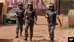 Des casques bleus de l'ONU déployés après l'attaque d'une discothèque à Bamako, Mali, 7 mars 2015