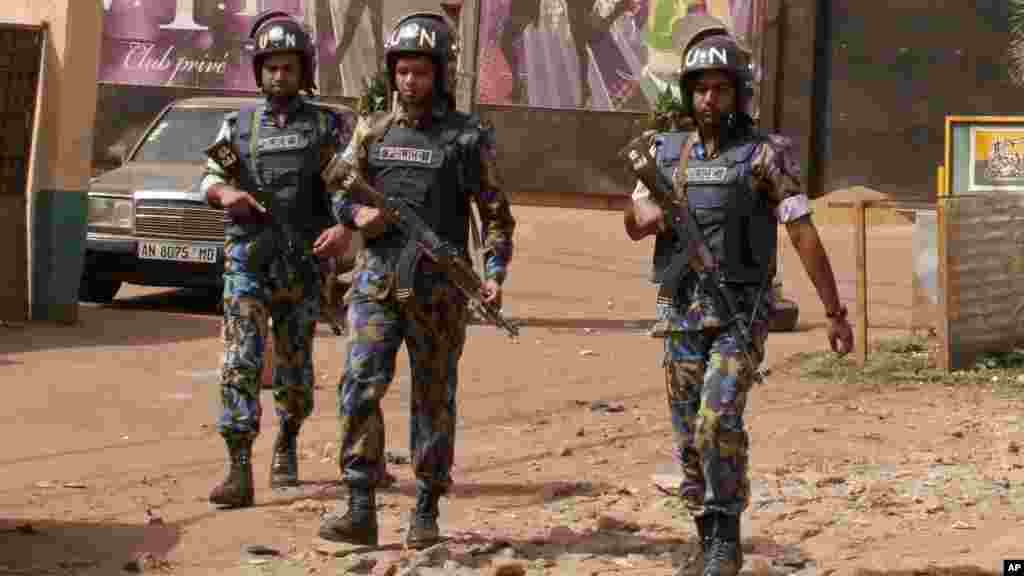 Les forces de sécurité montent une garde à l&#39;arrière de la boîte de nuit qui a été attaquée par les hommes armés à Bamako, au Mali, samedi 7 Mars 2015.