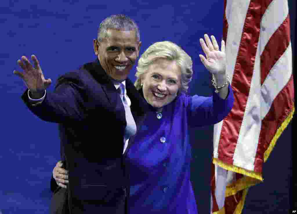 Hillary Clinton et Barack Obama saluent le public, à Philadelphie, 27 juillet 2016. &nbsp;