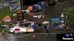 6月24日，一名香港市民行經立法會外抗議地點的帳篷。
