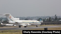 L'avion du président Joseph Kabila a atteri sur la piste réhabilitée de l'aéroport de Goma, 3 aout 2015 (Charly Kasereka/VOA)