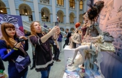 Suasana pameran Seni Boneka Internasional ke-8 di Moskow, 15 Desember 2017. (Foto: AFP).