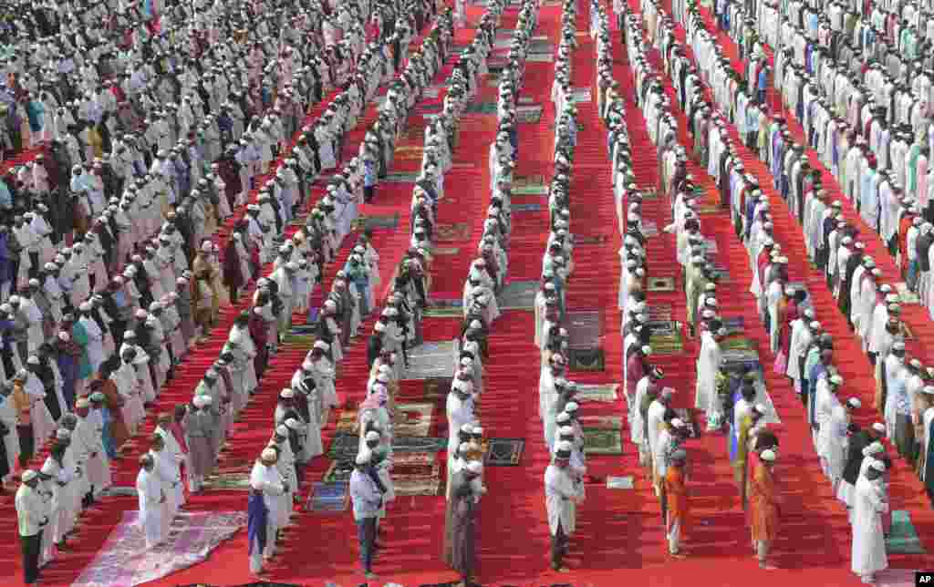 مراسم عبادت مسلمانان هندی برای عید قربان در حیدرآباد، هندوستان