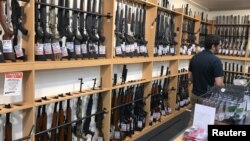 지난 19일 뉴질랜드 크라이스트처치의 총기 판매점에 총기와 부속품이 진열돼 있다. 