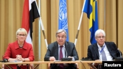 Swedish Foreign Minister Margot Wallstrom (L), United Nations Secretary General Antonio Guterres (C) and UN Special Envoy Martin Griffiths attend the Yemen peace talks closing press conference at the Johannesberg castle in Rimbo, near Stockholm, Dec. 13, 