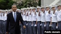 သမ္မတအိုဘားမား West Point စစ်တက္ကသိုလ်သို့ သွားရောက်စဉ်။ 