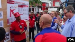 Kepala Divisi Penanggulangan Bencana PMI, Arifin Muh. Hadi memaparkan penanganan dampak gempa bumi dan tsunami kepada para Dubes Eropa. (Foto: VOA/Yoanes)