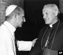 Foto de fecha desconocida del papa Paulo VI (izq.) saludando en El Vaticano al arzobispo de Varsovia Karol Wojtyla, quien sería su sucesor en el Trono de San Pedro, y tomaría el nombre de Juan Pablo II el 16 de octubre de 1978.