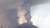 Indonesia báo động núi lửa, dân sơ tán