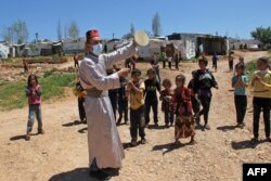 Seorang pria menghibur anak-anak di kamp pengungsi Suriah pada bulan Ramadan (foto: ilustrasi).