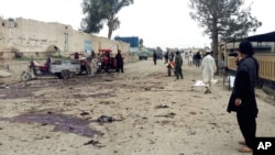 2일 아프가니스탄 동부 코스트 주에서 관계자들이 폭탄 테러 현장을 수색하고 있다.
