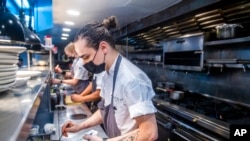 Sebastian Cacho se desempeña en la cocina del restaurante Gotham, en Nueva York, Estados Unidos, el 14 de diciembre de 2021.