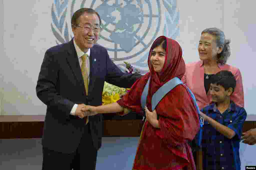 ملالہ یوسفزئی کی&nbsp;اقوام متحدہ کے سکریٹری جنرل بان کی مون کے ساتھ ایک تصویر 