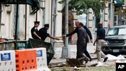 Walikota New York Bill de Blasio dan Gubernur New York Andrew Cuomo memantau lokasi ledakan di Chelsea, New York (18/9). 