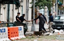 نیویارک کے علاقے مین ہیٹن میں بم دھماکے کے بعد سیکیورٹی اہل کار تفتیش کر رہے ہیں۔ فائل فوٹو
